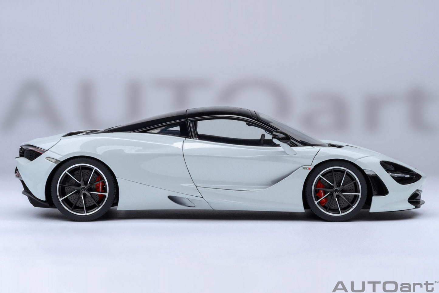 AUTOart 1:18 McLaren 720S (Silica White) 76069