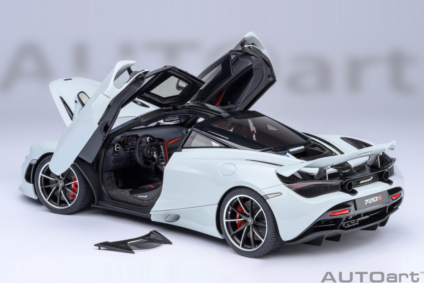 AUTOart 1:18 McLaren 720S (Silica White) 76069