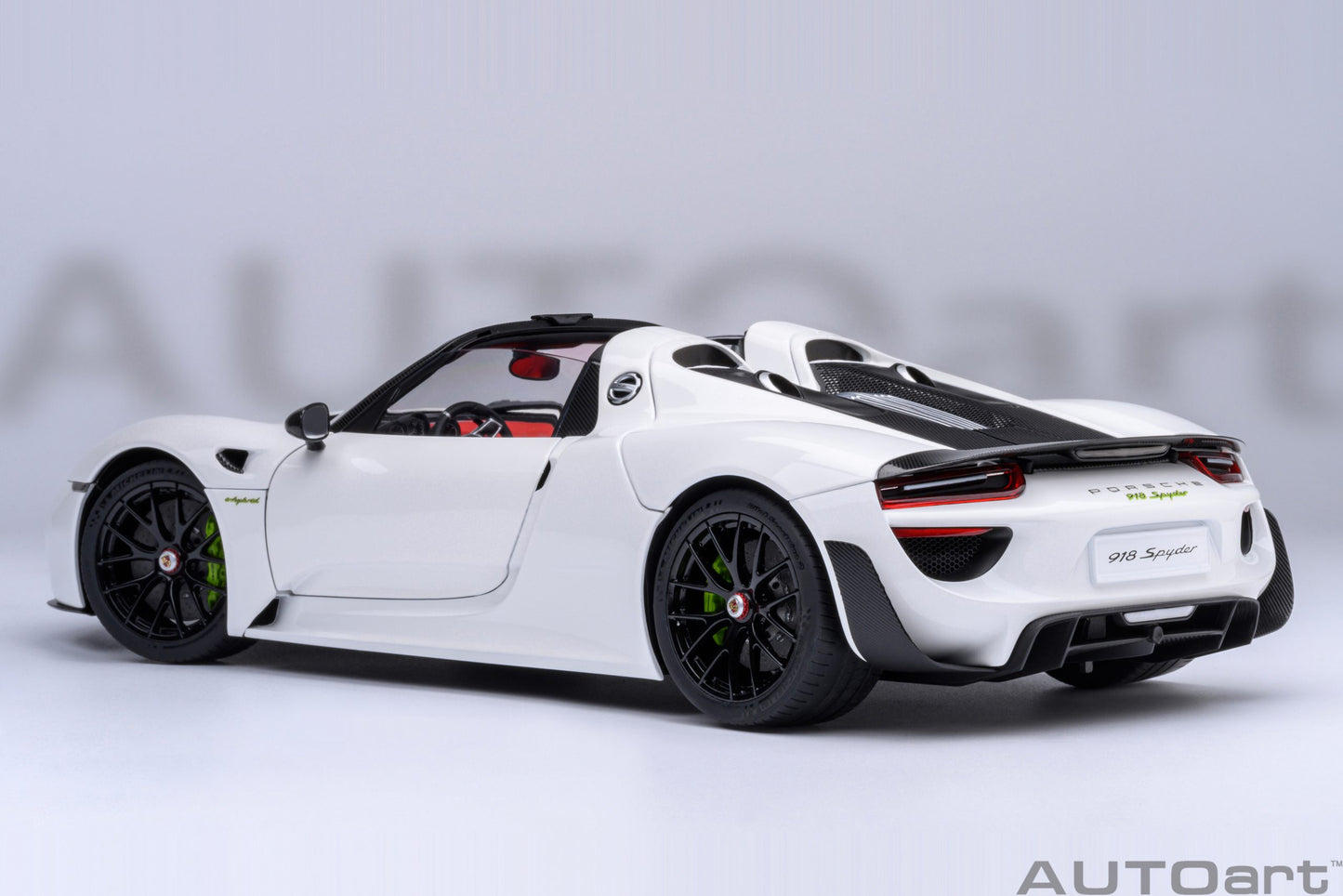 AUTOart 1:18 Porsche 918 Spyder Weissach Package (White with Red interior) 77920