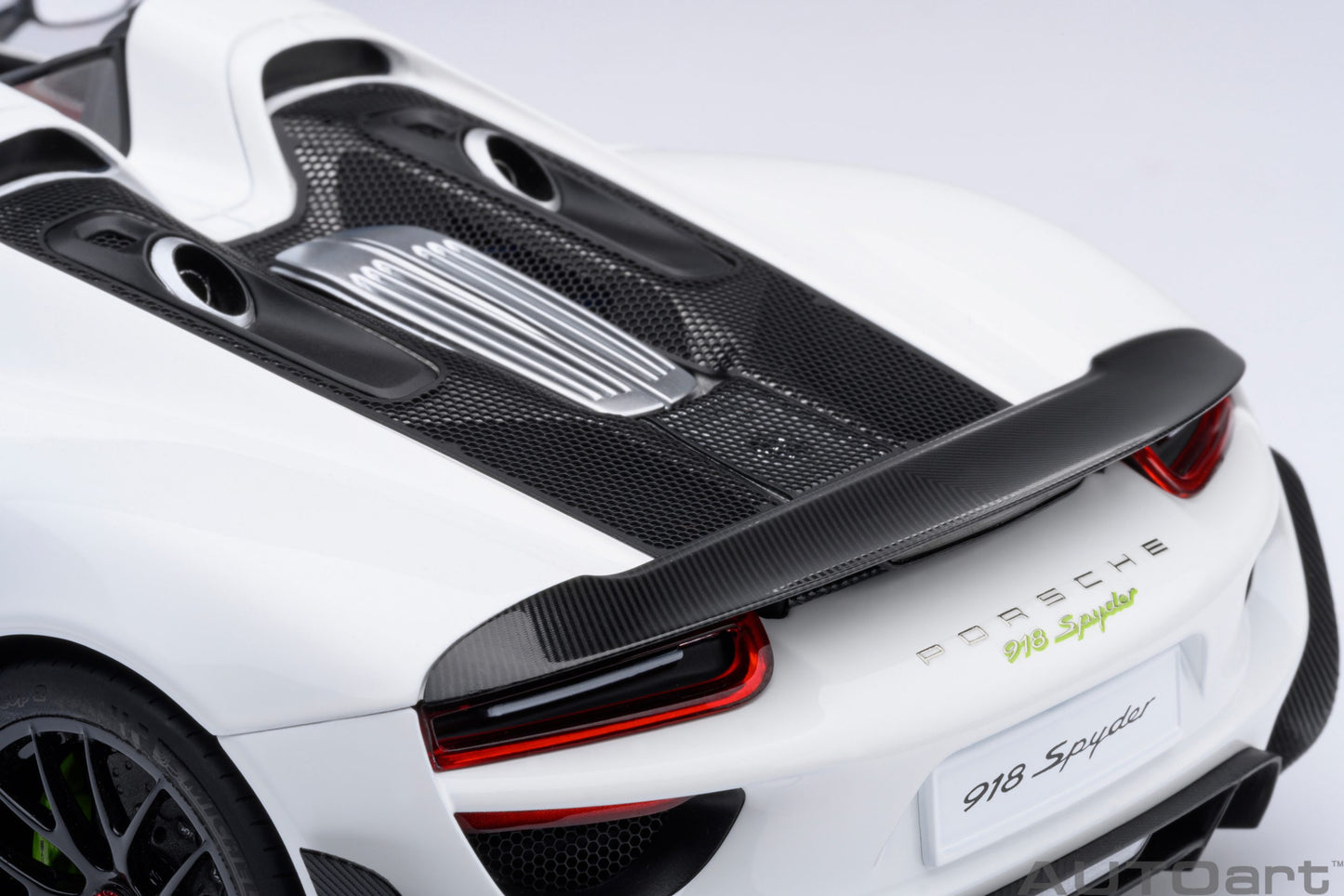 AUTOart 1:18 Porsche 918 Spyder Weissach Package (White with Red interior) 77920