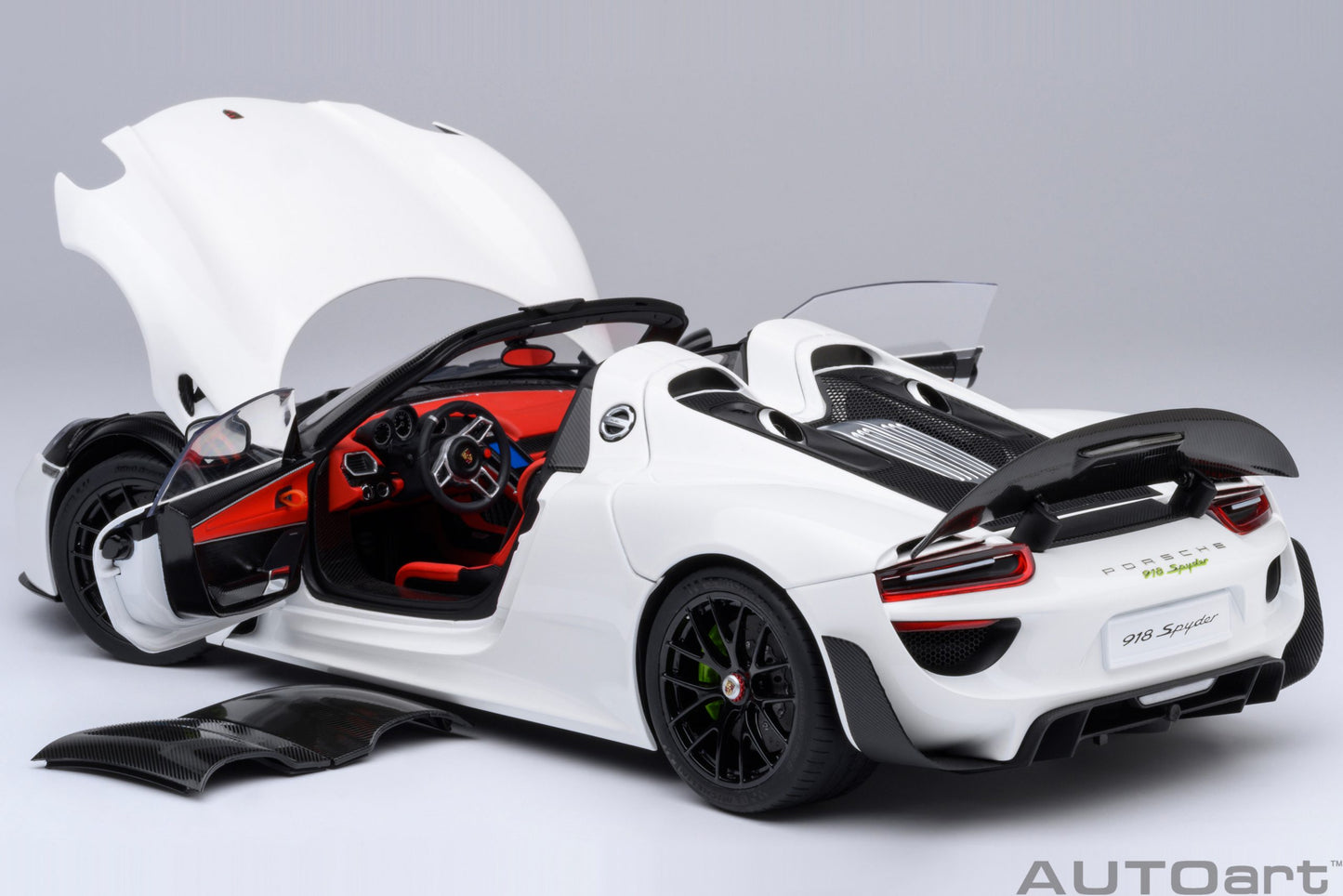 AUTOart 1:18 Porsche 918 Spyder Weissach Package (White with Red interior) 77920