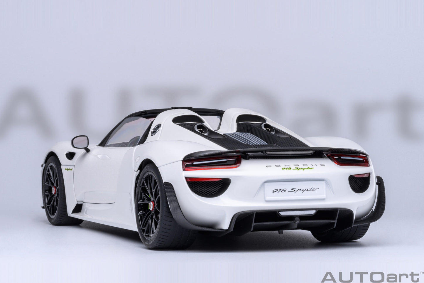 AUTOart 1:18 Porsche 918 Spyder Weissach Package (White with Red interior) 77920