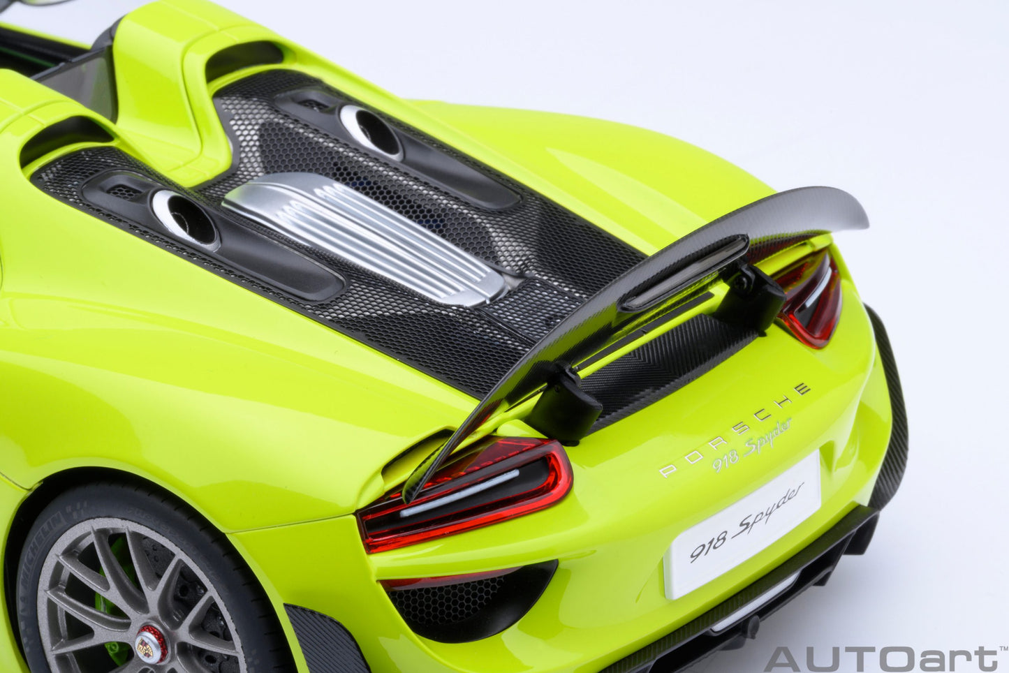 AUTOart 1:18 Porsche 918 Spyder Weissach Package (Acid Green) 77921