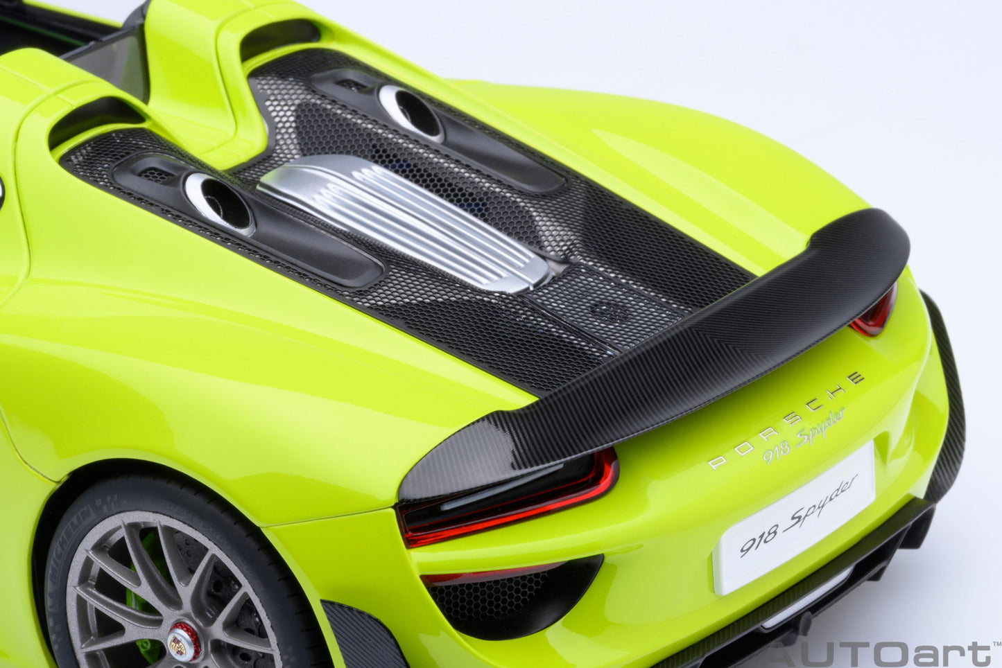 AUTOart 1:18 Porsche 918 Spyder Weissach Package (Acid Green) 77921