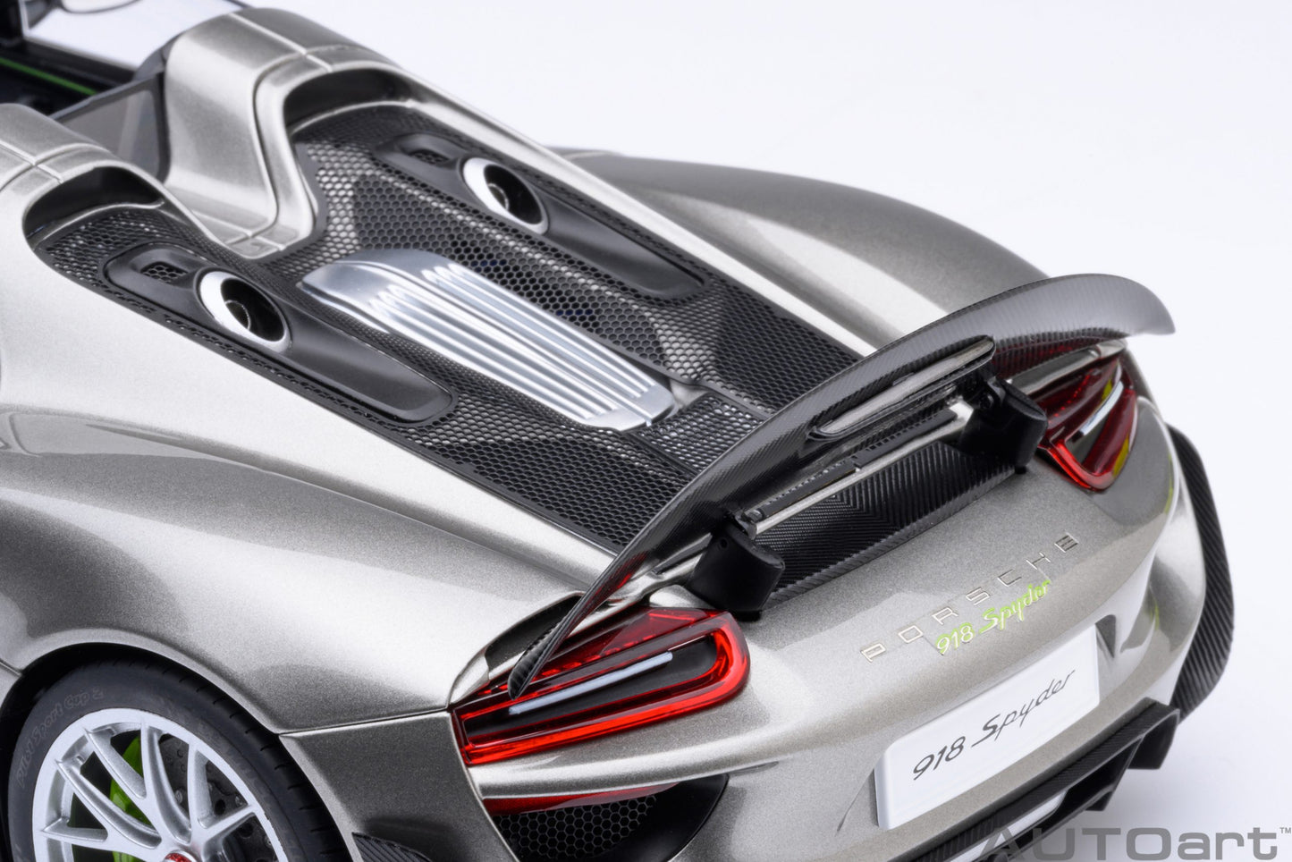 AUTOart 1:18 Porsche 918 Spyder Weissach Package (Liquid Metal Silver) 77922