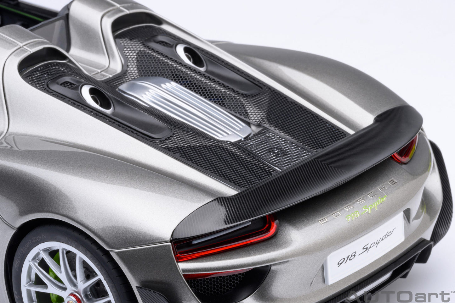 AUTOart 1:18 Porsche 918 Spyder Weissach Package (Liquid Metal Silver) 77922