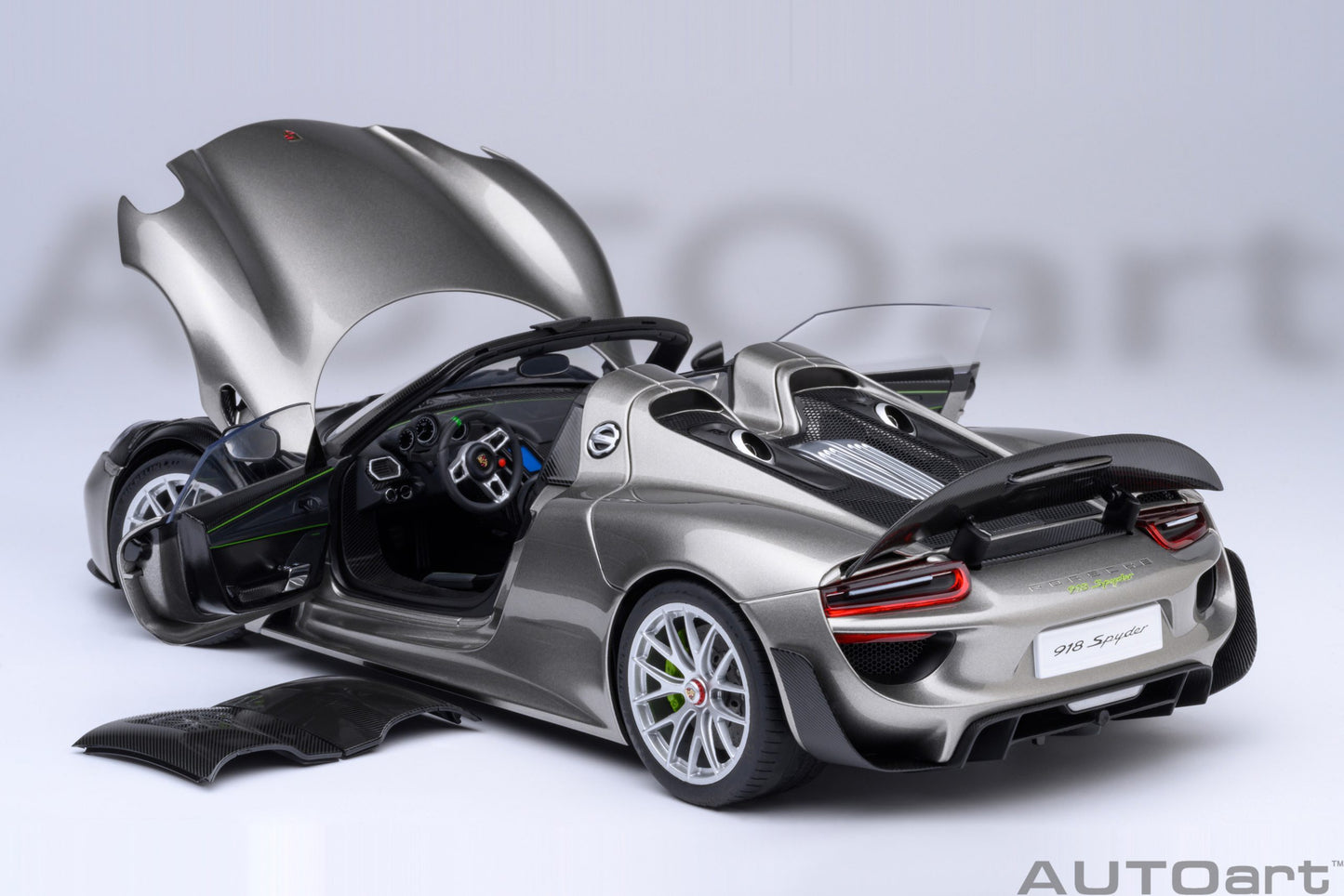 AUTOart 1:18 Porsche 918 Spyder Weissach Package (Liquid Metal Silver) 77922