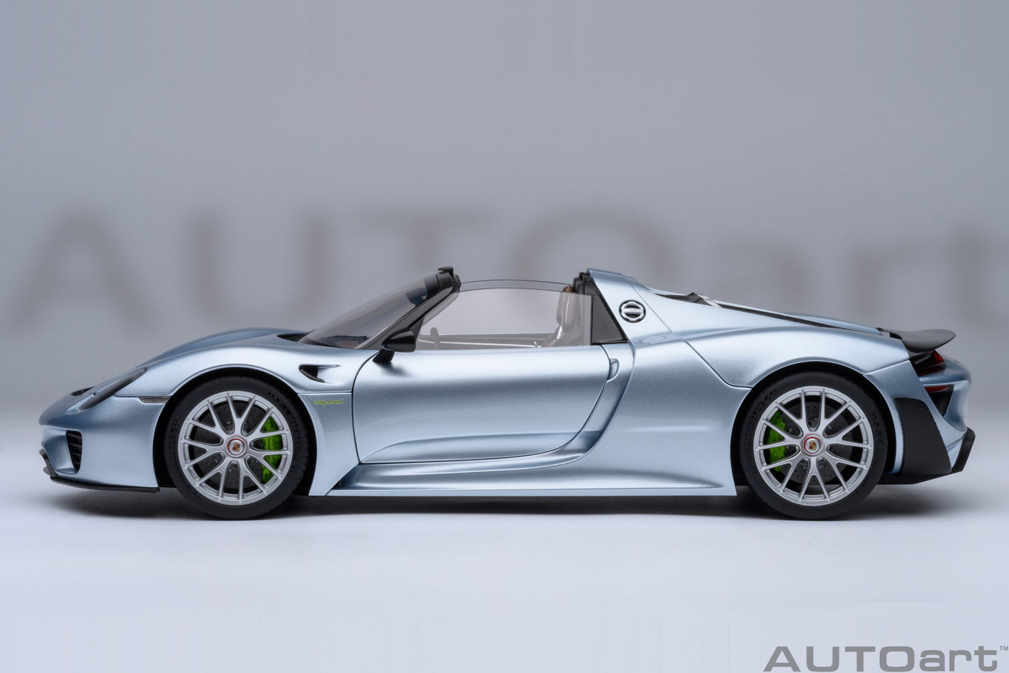 AUTOart 1:18 Porsche 918 Spyder Weissach Package (Liquid Metal Chrome Blue) 77923