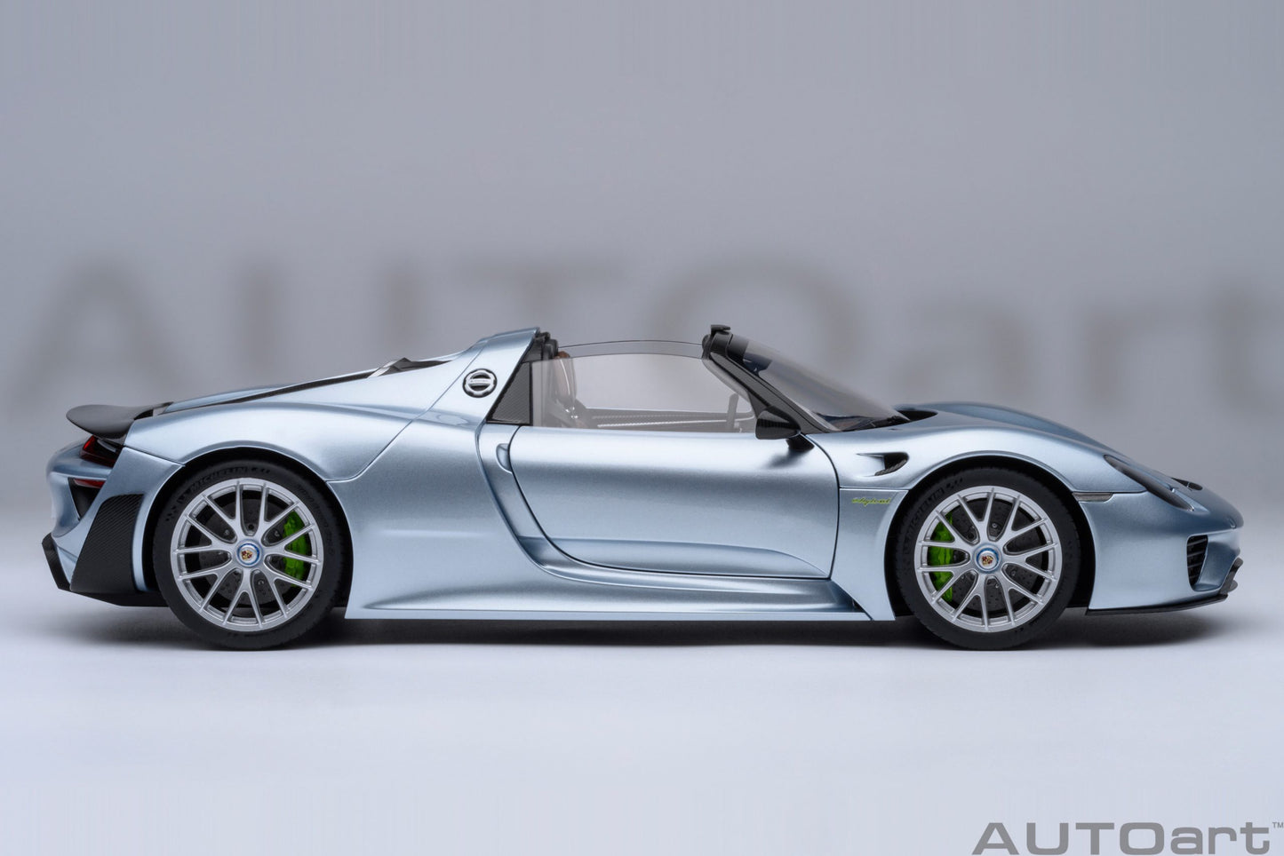 AUTOart 1:18 Porsche 918 Spyder Weissach Package (Liquid Metal Chrome Blue) 77923