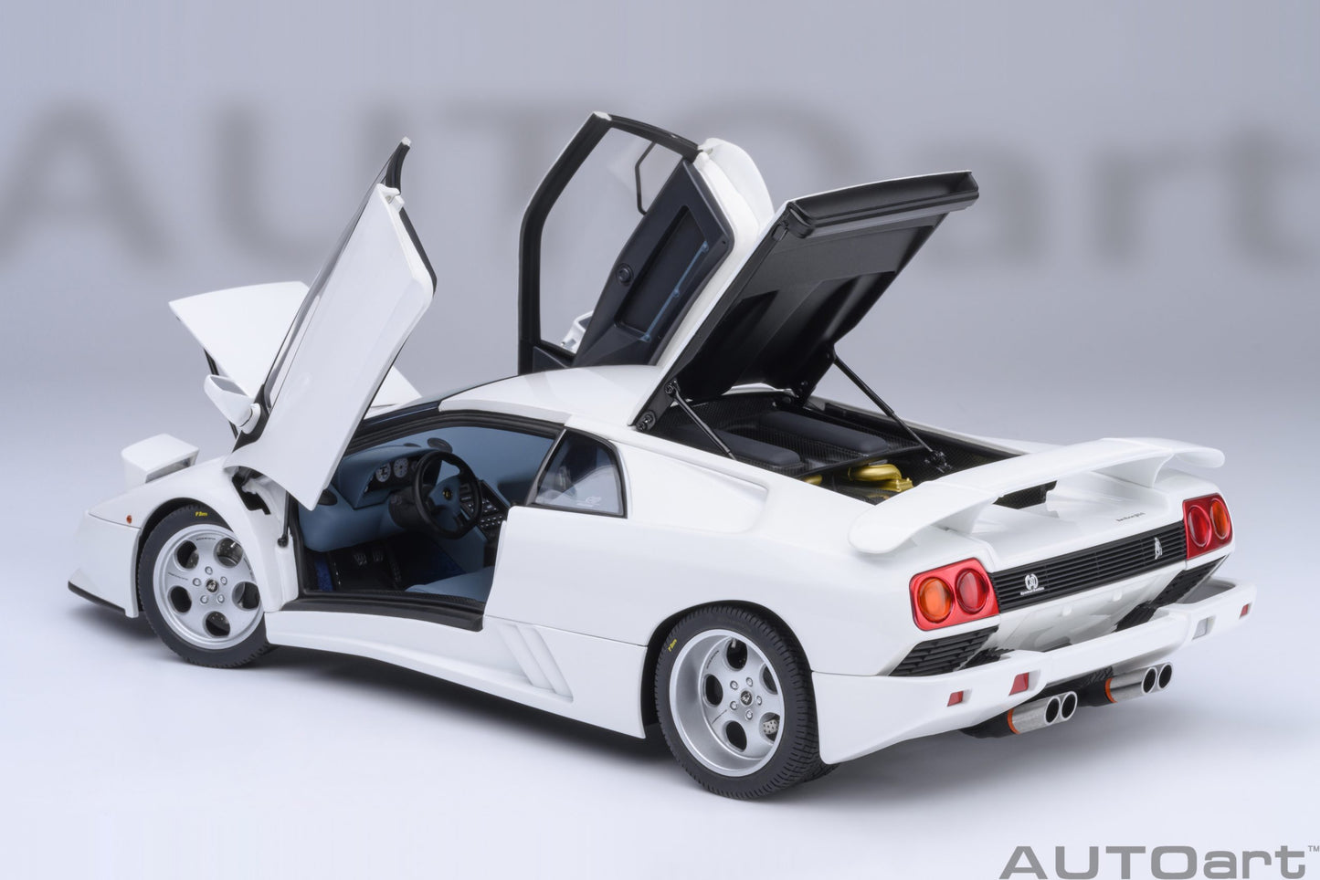 AUTOart 1:18 Lamborghini Diablo SE JOTA (Impact White) 79145