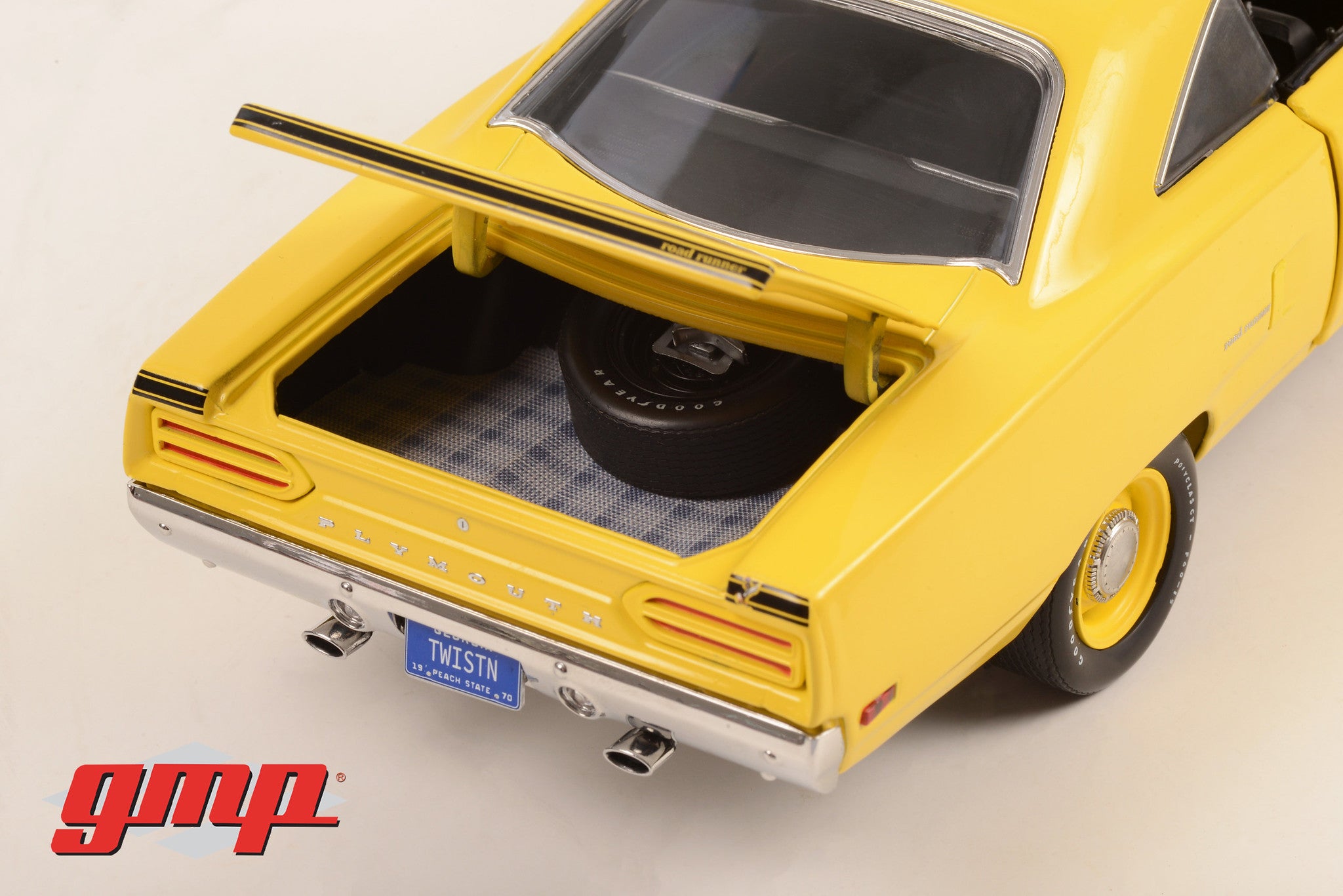 GMP 1 18 1970 Plymouth Road Runner Lemon Twist with Black Interior G YomaCarModel