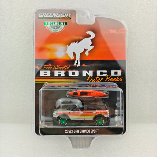 GreenLight Green Machine 1:64 2022 Ford Bronco Sport Outer Banks - Free Wheelin Bronco Sport with Rooftop Kayak (Hobby Exclusive) 30417