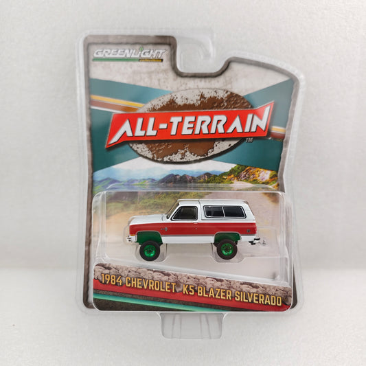 GreenLight Green Machine 1:64 All-Terrain Series 16 - 1984 Chevrolet K5 Blazer Silverado Lifted - Frost White & Apple Red 35290-E