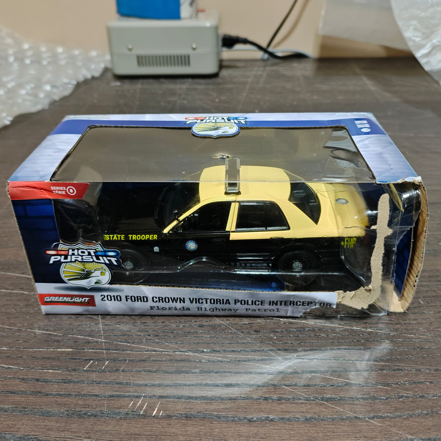 GreenLight 1:24 Hot Pursuit - 2010 Ford Crown Victoria Police Interceptor - Florida Highway Patrol 85583 (Damaged packaging / Clearance Final Sale)