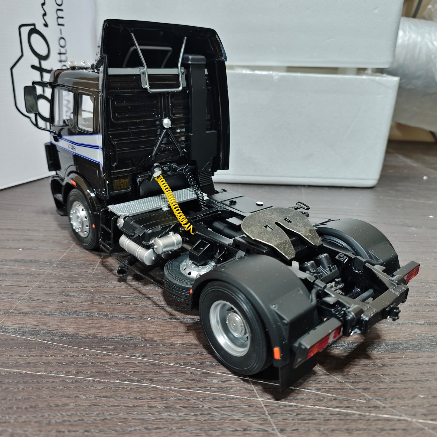 OTTO 1:18 1990 Mercedes-Benz SK 1748 Truck Black OT290B (Repaired after damage / Clearance Final Sale)