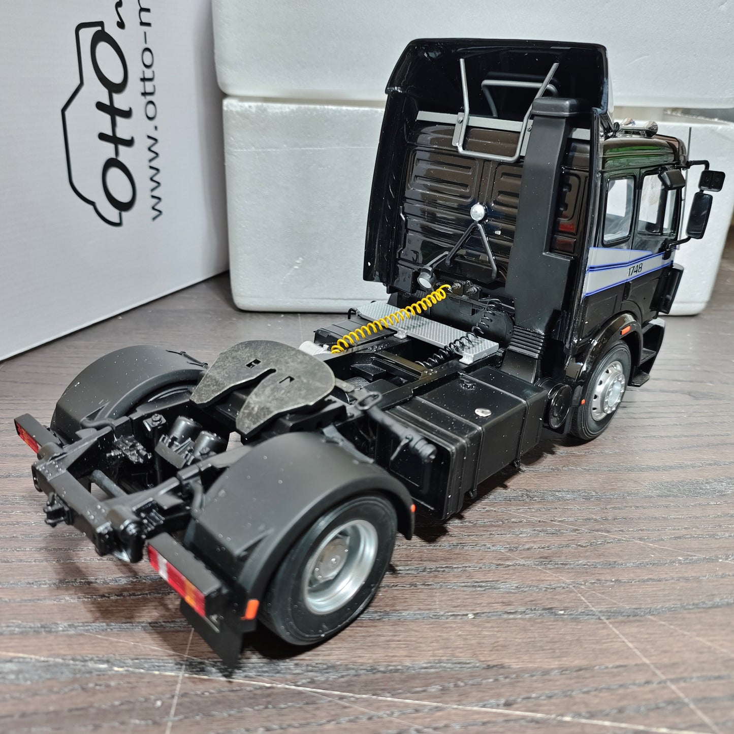 OTTO 1:18 1990 Mercedes-Benz SK 1748 Truck Black OT290B (Repaired after damage / Clearance Final Sale)