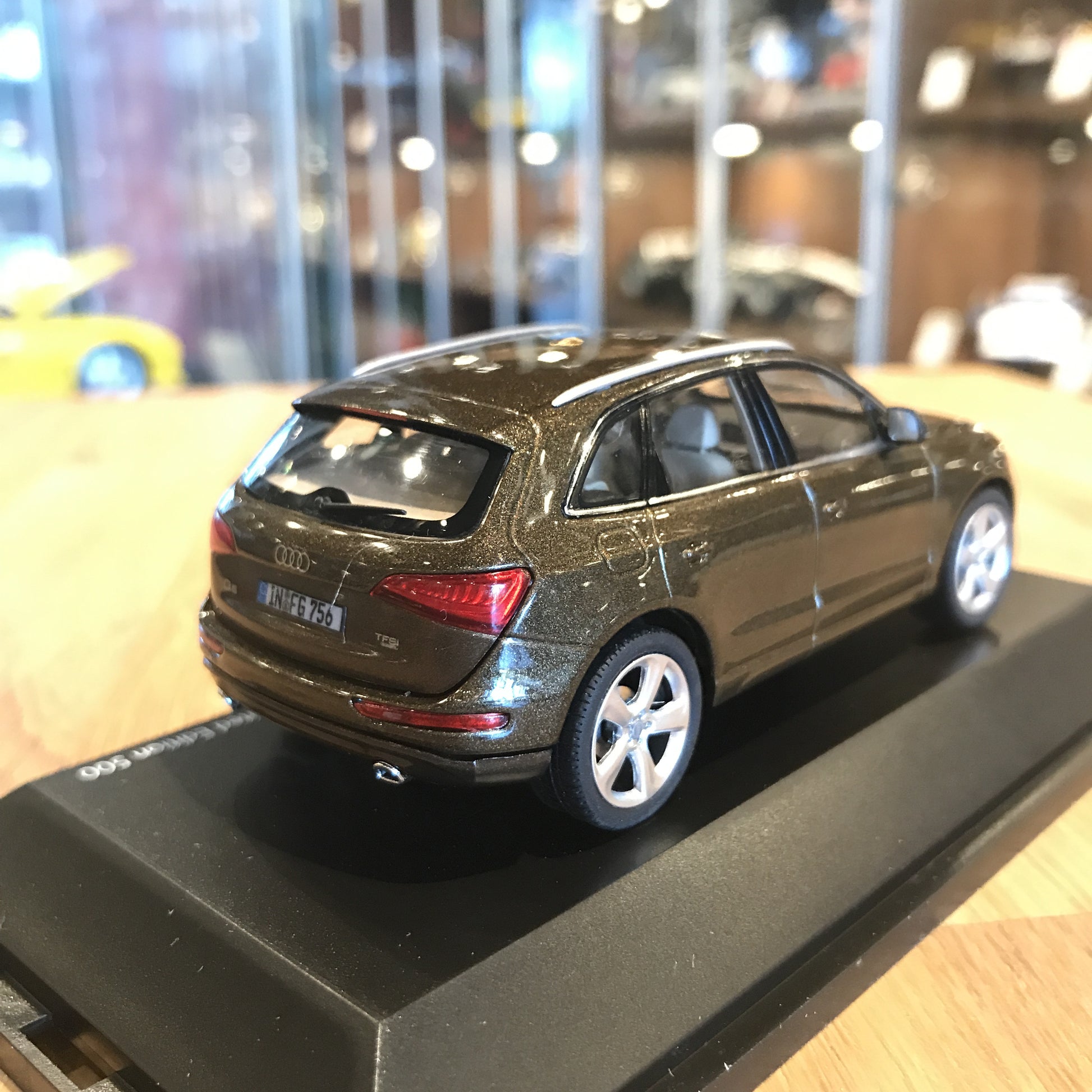 絶妙なデザイン Q5 アウディ シュコー (2012) AUDI ミニカー 1/43