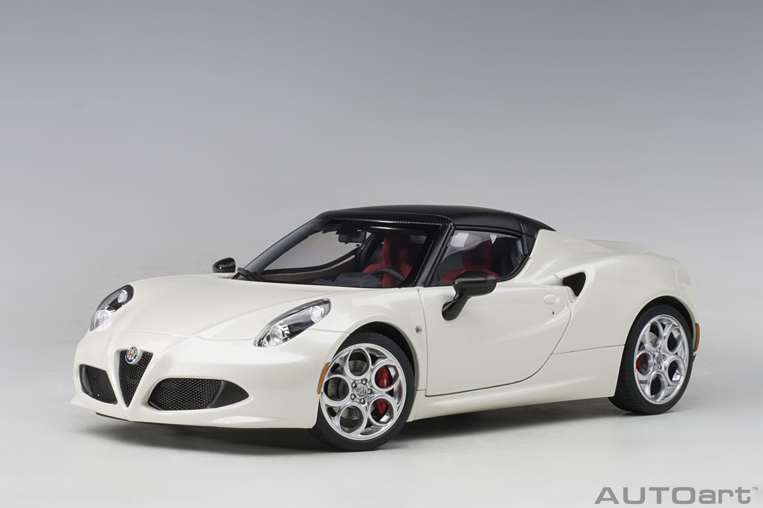 AUTOart 1:18 Alfa Romeo 4C Spider White 70141