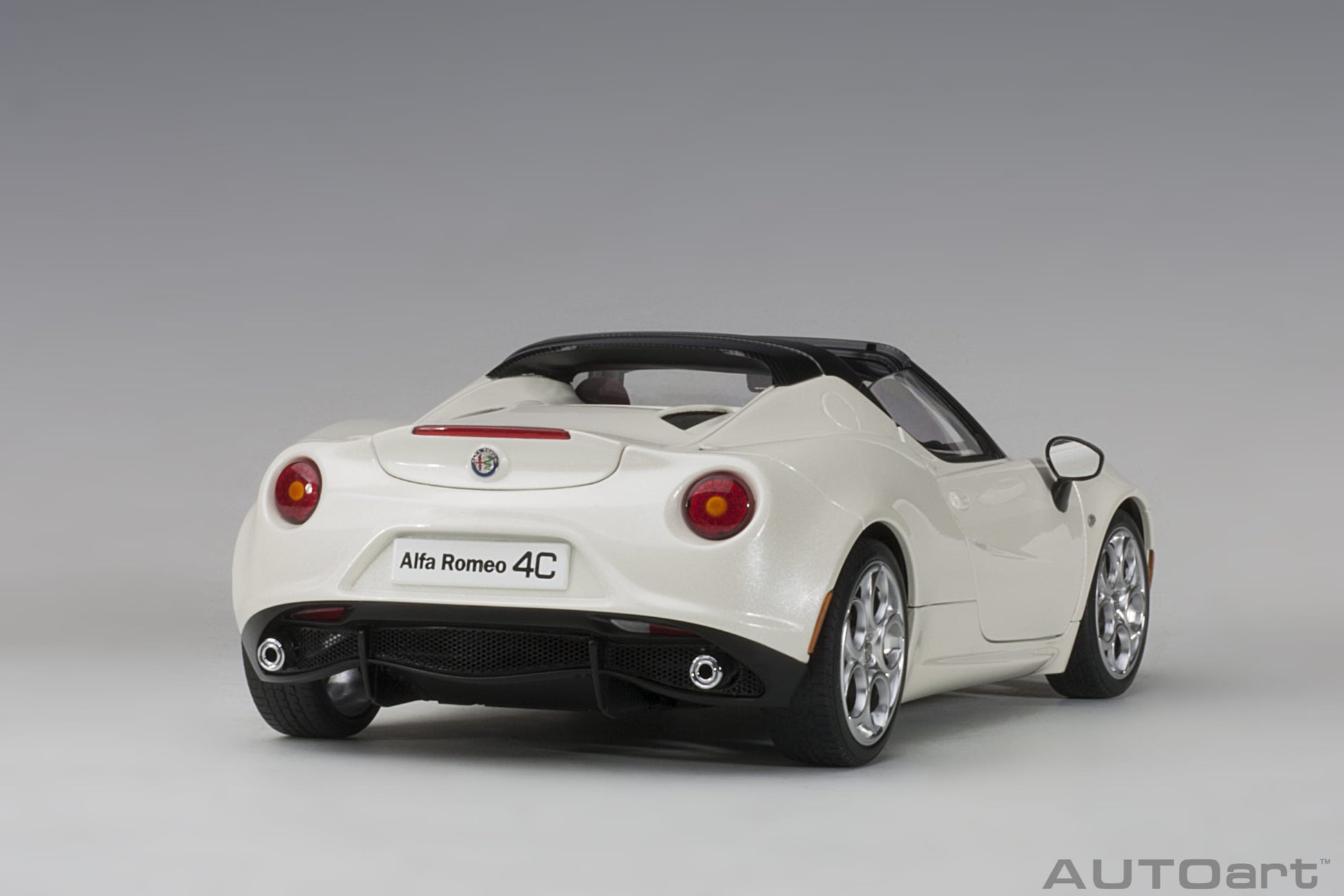 AUTOart 1:18 Alfa Romeo 4C Spider White 70141 – YomaCarModel