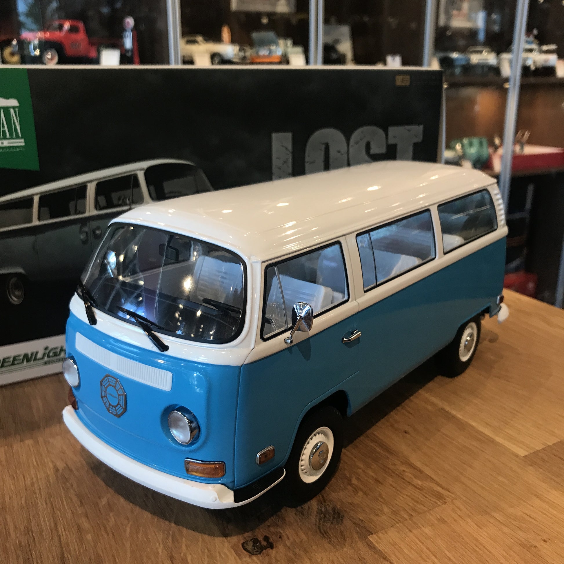 GreenLight 1:18 Artisan Collection - Lost (TV Series, 2004-10) - 1971  Volkswagen Type 2 (T2B) Darma Van 19011