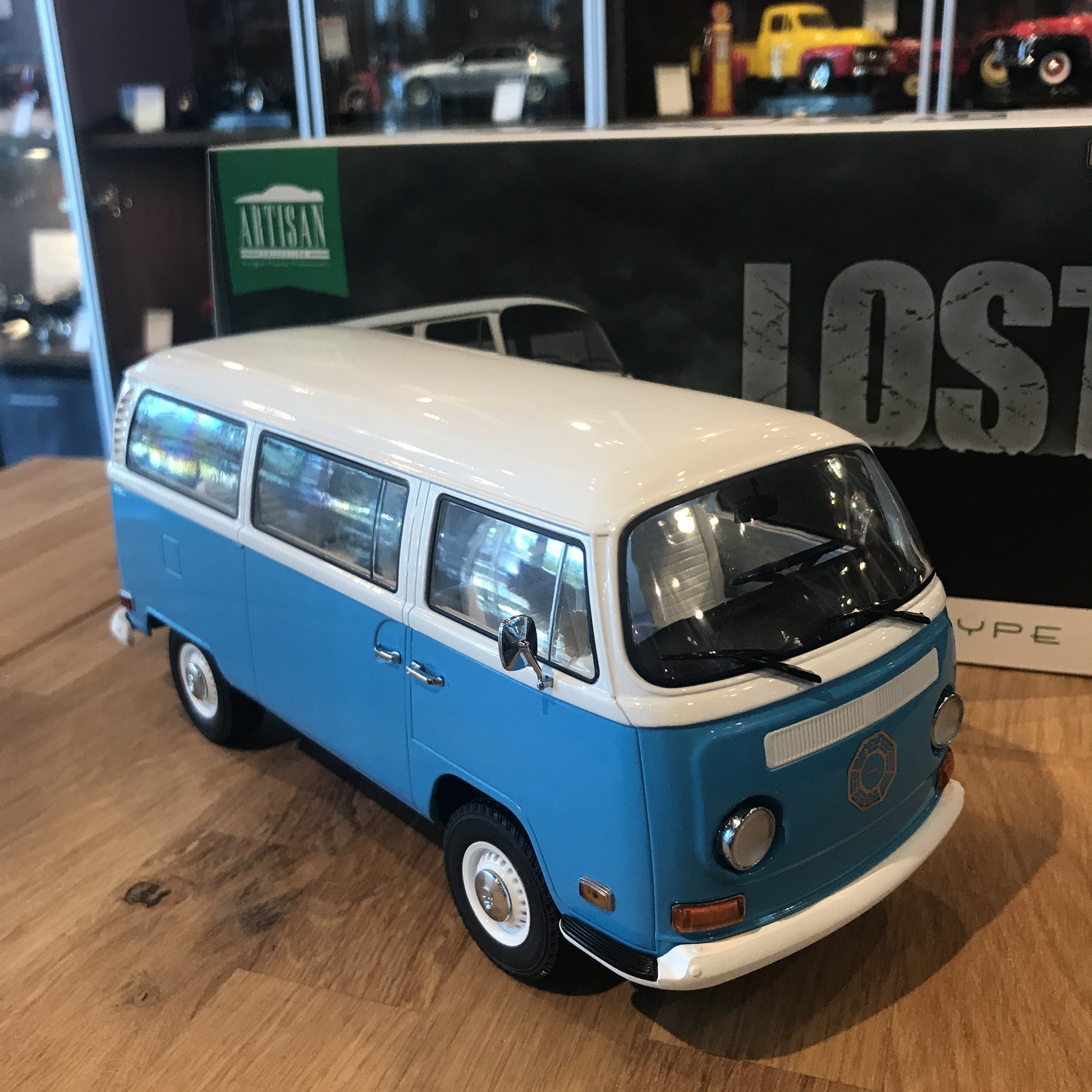 GreenLight 1:18 Artisan Collection - Lost (TV Series, 2004-10) - 1971  Volkswagen Type 2 (T2B) Darma Van 19011