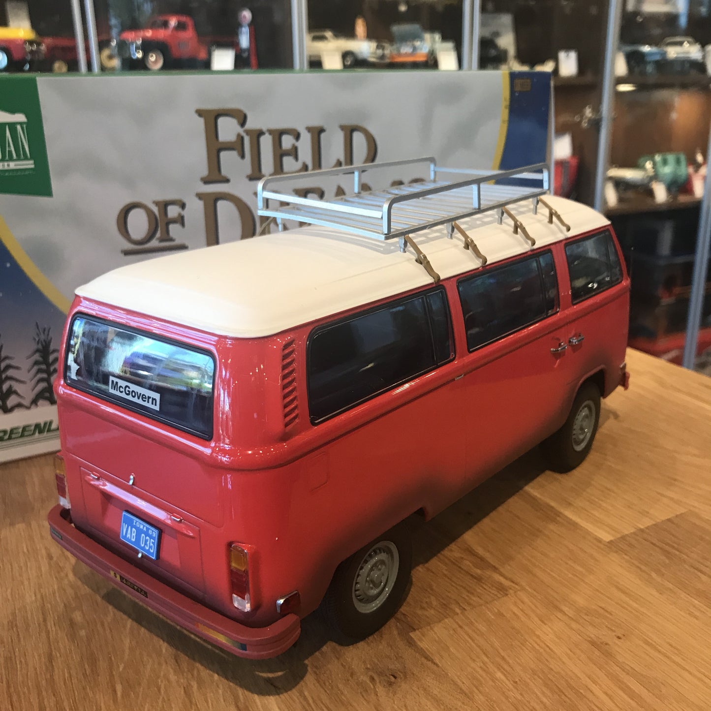 GreenLight 1:18 Artisan Collection - Field of Dreams (1989) - 1973 Volkswagen Type 2 (T2B) Bus 19010