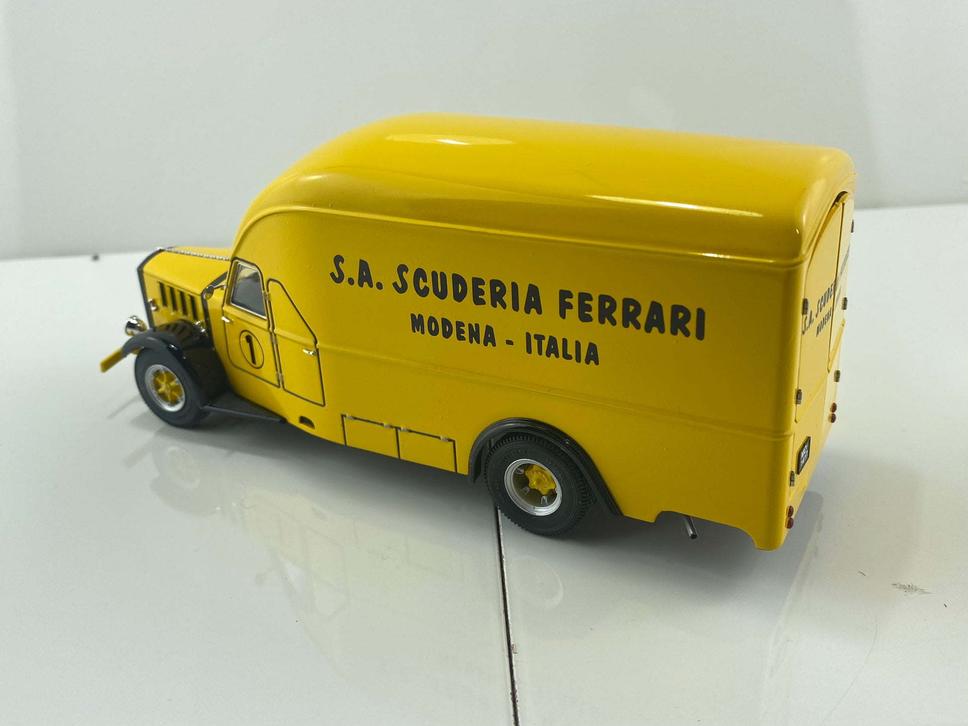 EXOTO 1:43 1936 Alfa Romeo 500 truck team scuderia ferrari car transporter  EXO00001 (Clearance Final Sale)
