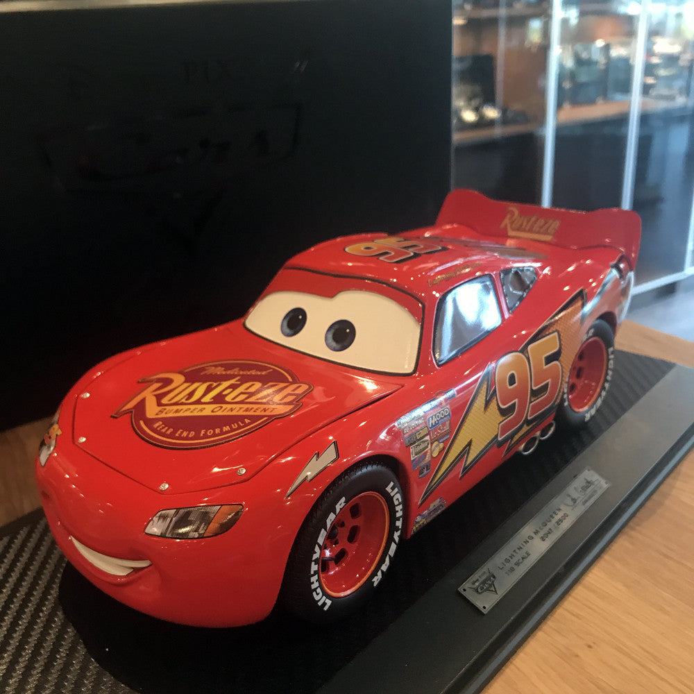 Schuco 1:18 Disney Lightning McQueen Movie Car With Showcase 450036000