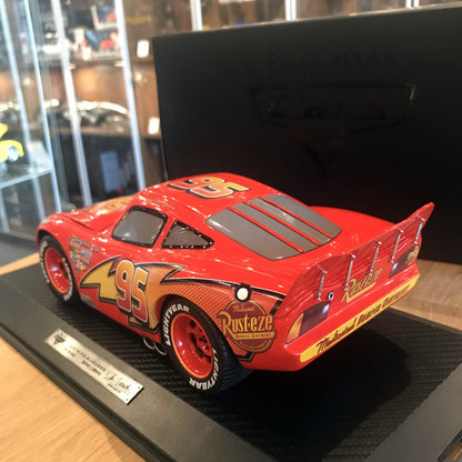 Schuco 1:18 Disney Lightning McQueen Movie Car With Showcase 450036000