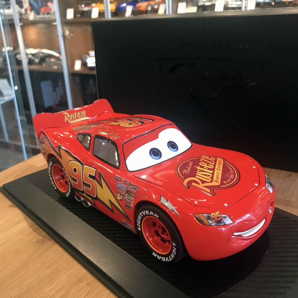 Schuco 1:18 Disney Lightning McQueen Movie Car With Showcase 450036000