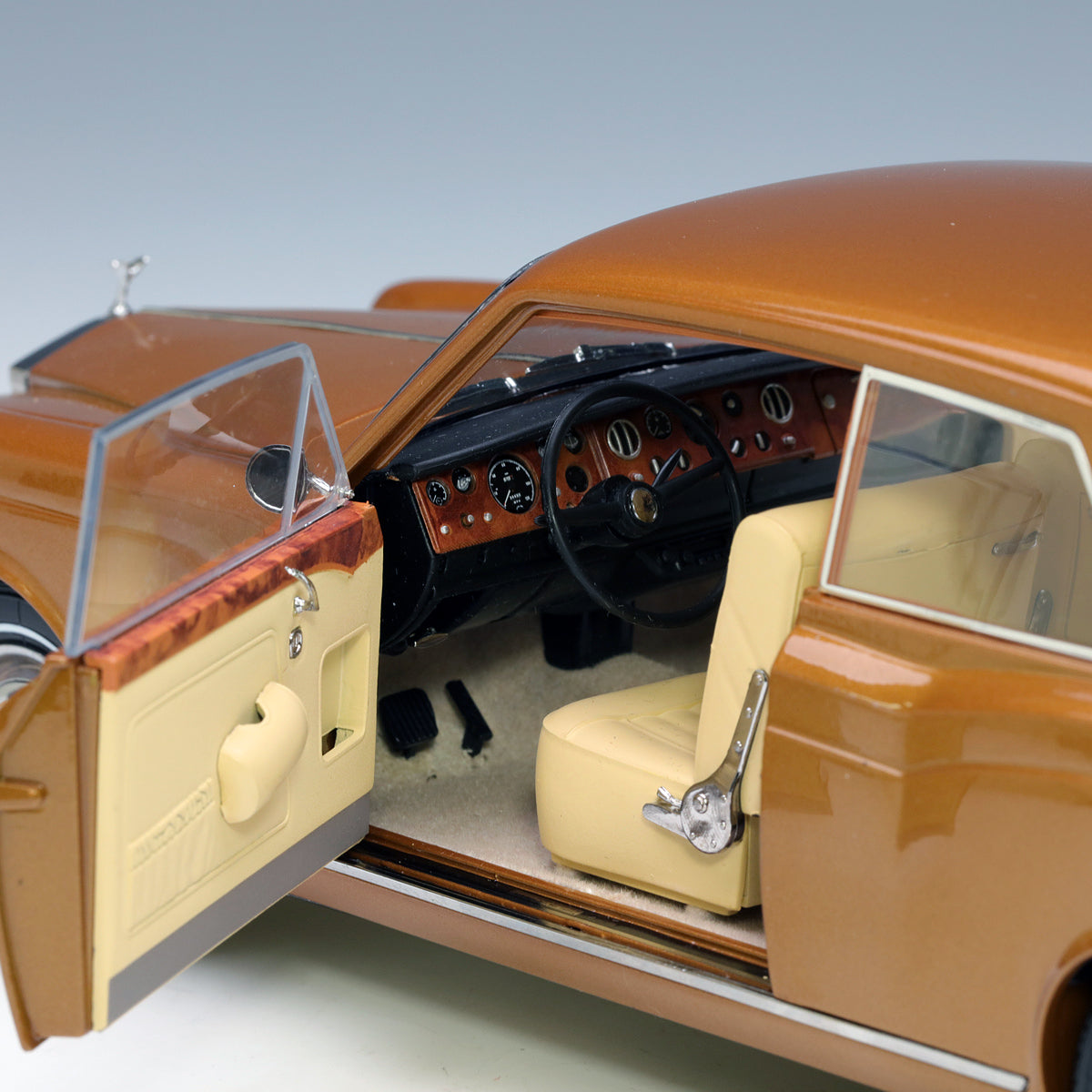 Paragon 1:18 Rolls Royce Silver Shadow MPW Orange PA-98205