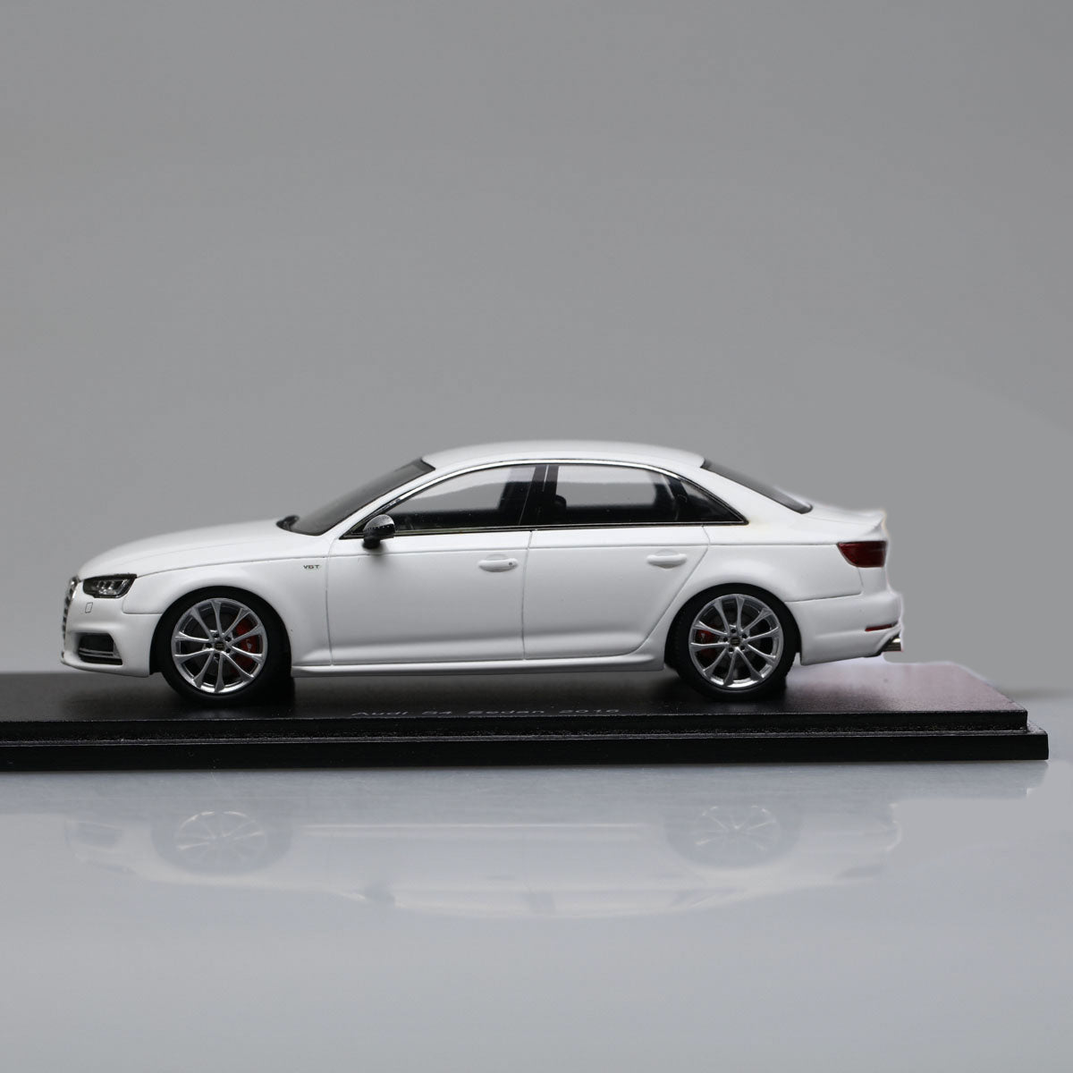 Spark 1:43 Audi S4 Sedan White 2016 S4887