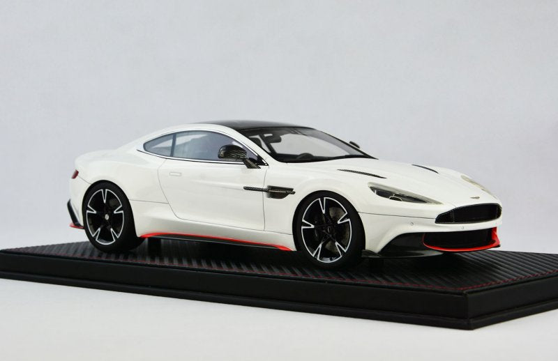 Frontiart AvanStyle 1:18 Aston Martin Vanquish S White AS018-02