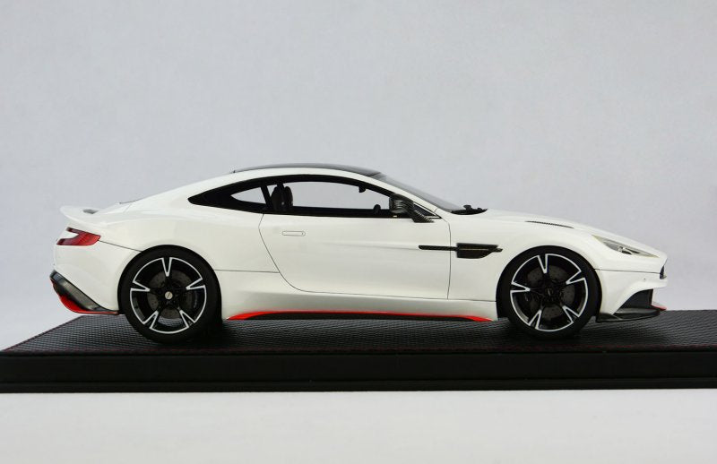 Frontiart AvanStyle 1:18 Aston Martin Vanquish S White AS018-02