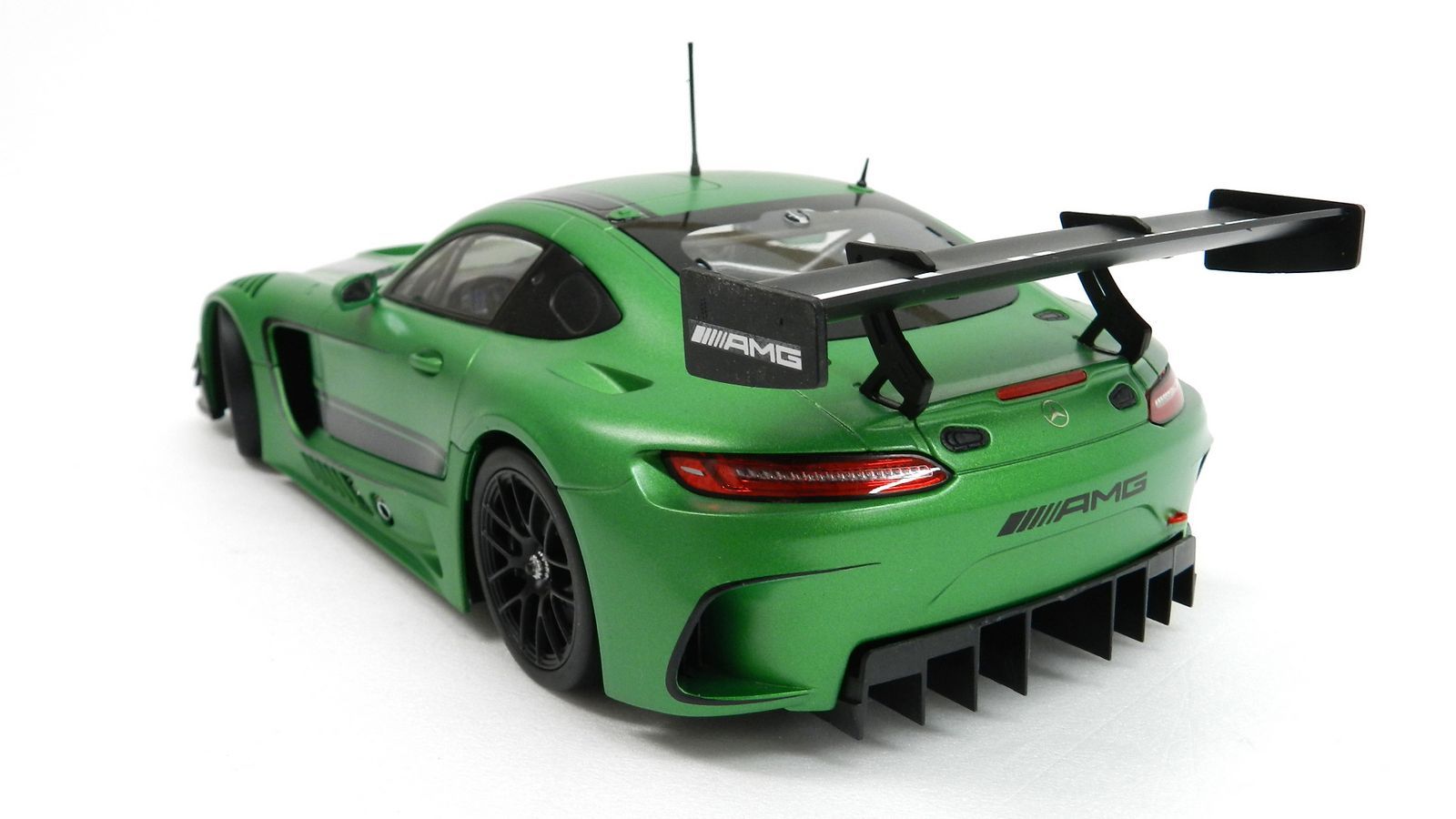 Paragon 1:18 Mercedes-AMG GT3 Green Hell Magno PA-88003