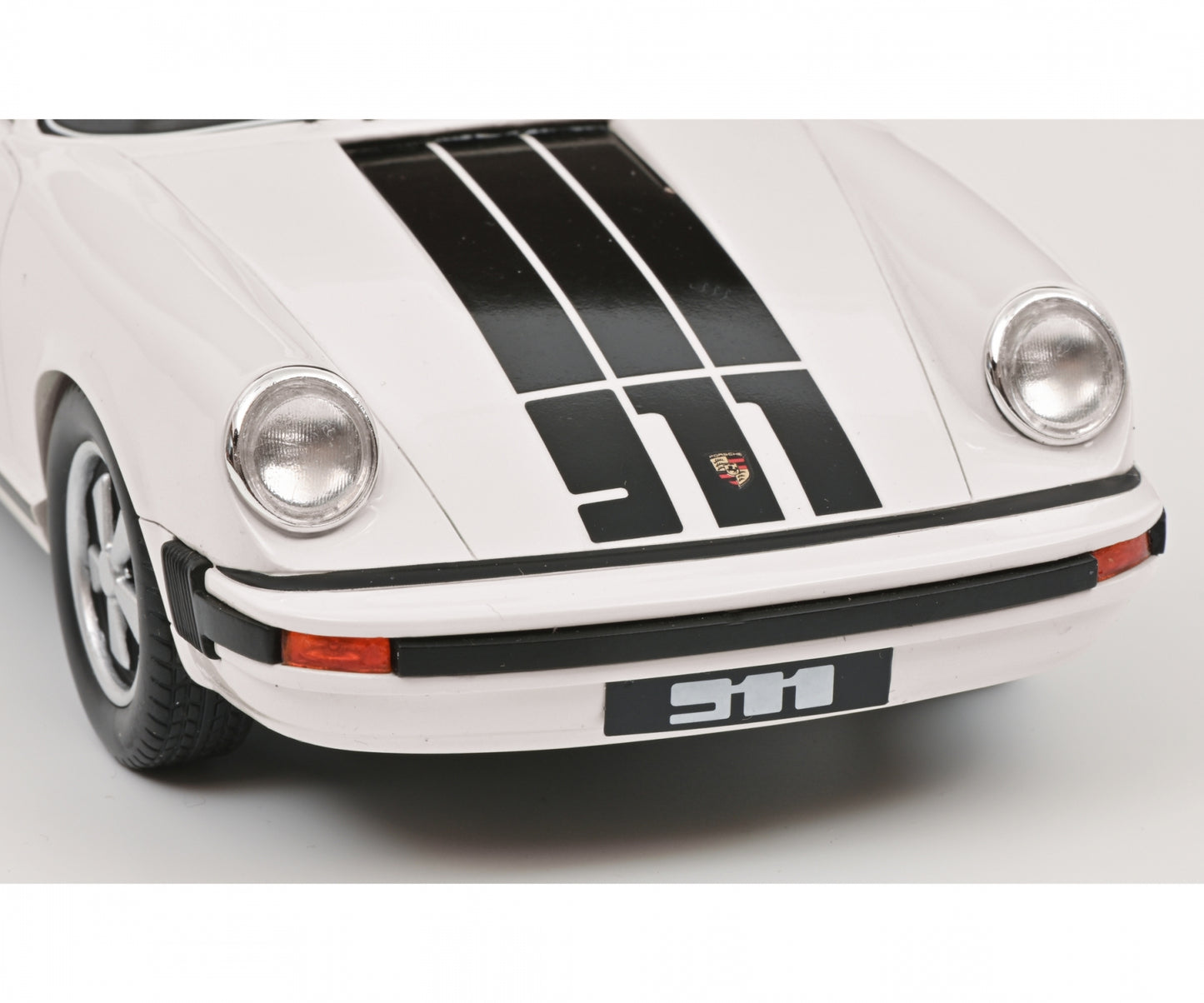 Schuco 1:18 Porsche 911 Coupe 1977 White 450048600